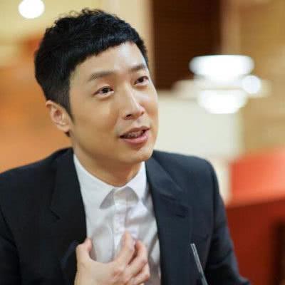 前TVB小生到北大讀書，無明星架子騎小黃車上學，和女學生合照！