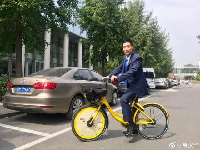 前TVB小生到北大讀書，無明星架子騎小黃車上學，和女學生合照！