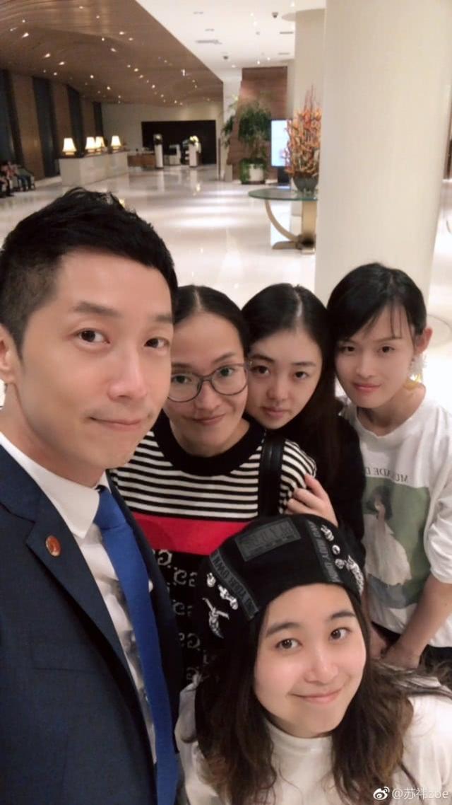 前TVB小生到北大讀書，無明星架子騎小黃車上學，和女學生合照！