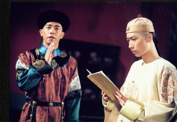 前TVB小生到北大讀書，無明星架子騎小黃車上學，和女學生合照！