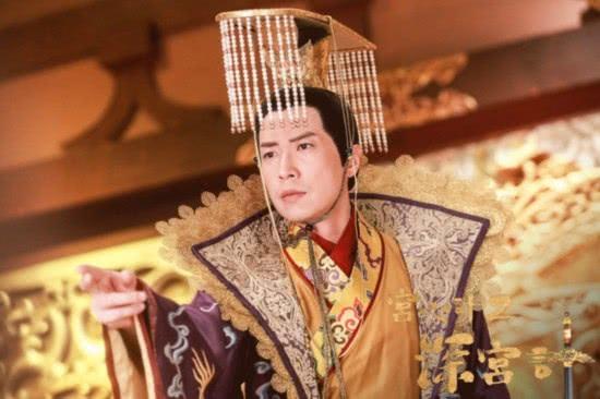 前TVB小生到北大讀書，無明星架子騎小黃車上學，和女學生合照！