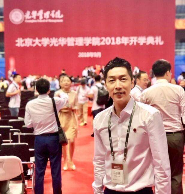 前TVB小生到北大讀書，無明星架子騎小黃車上學，和女學生合照！