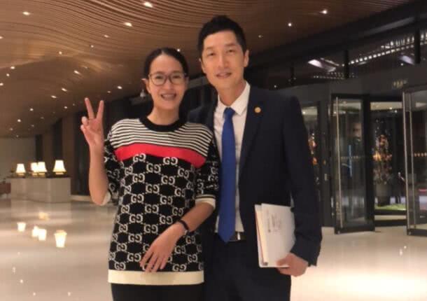 前TVB小生到北大讀書，無明星架子騎小黃車上學，和女學生合照！