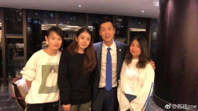 前TVB小生到北大讀書，無明星架子騎小黃車上學，和女學生合照！