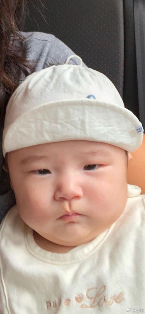 黎明小19歲女友產後首現身，從女助理變天王嫂，瘦身成功美了超多！
