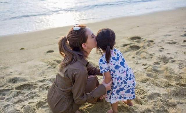  昆凌和兒子約會，曬正臉像周杰倫，小海綿探班baby，模樣乖巧可愛