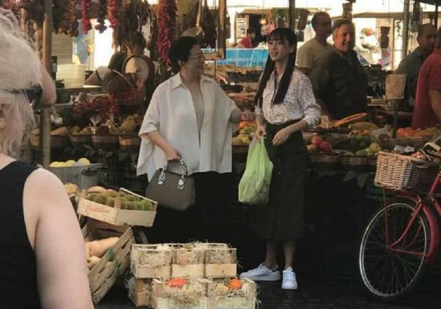  昆凌和兒子約會，曬正臉像周杰倫，小海綿探班baby，模樣乖巧可愛