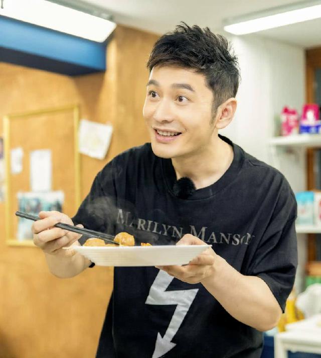  昆凌和兒子約會，曬正臉像周杰倫，小海綿探班baby，模樣乖巧可愛