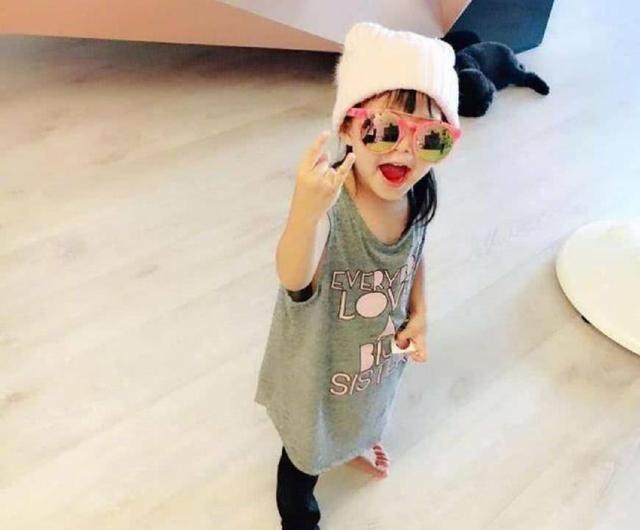  昆凌和兒子約會，曬正臉像周杰倫，小海綿探班baby，模樣乖巧可愛