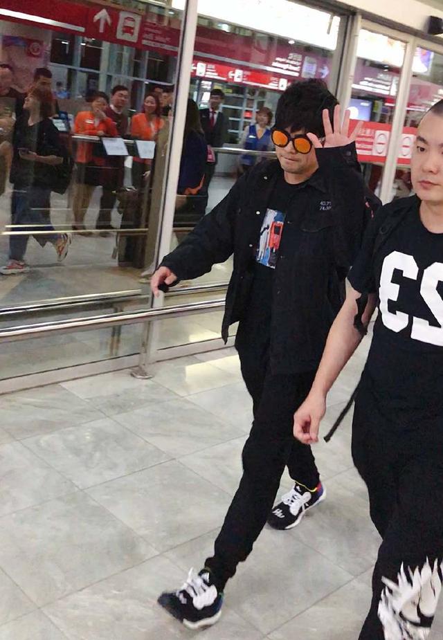  昆凌和兒子約會，曬正臉像周杰倫，小海綿探班baby，模樣乖巧可愛
