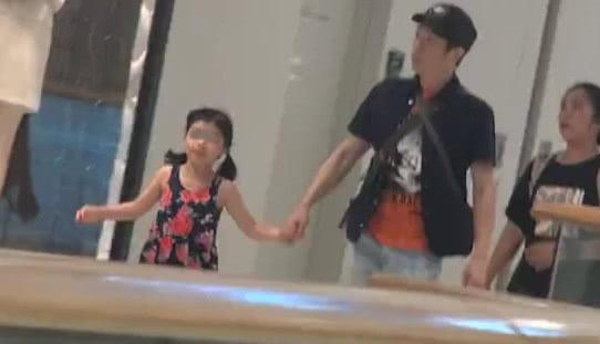 【玩搖滾性格火爆，曾經因急性子而造成不少負面消息~】如今的黃貫中負責照顧女兒和拿包包，好讓朱茵輕鬆購物！