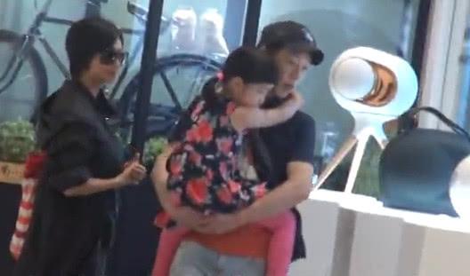 【玩搖滾性格火爆，曾經因急性子而造成不少負面消息~】如今的黃貫中負責照顧女兒和拿包包，好讓朱茵輕鬆購物！