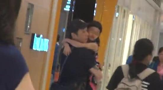 【玩搖滾性格火爆，曾經因急性子而造成不少負面消息~】如今的黃貫中負責照顧女兒和拿包包，好讓朱茵輕鬆購物！