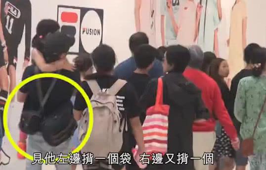 【玩搖滾性格火爆，曾經因急性子而造成不少負面消息~】如今的黃貫中負責照顧女兒和拿包包，好讓朱茵輕鬆購物！
