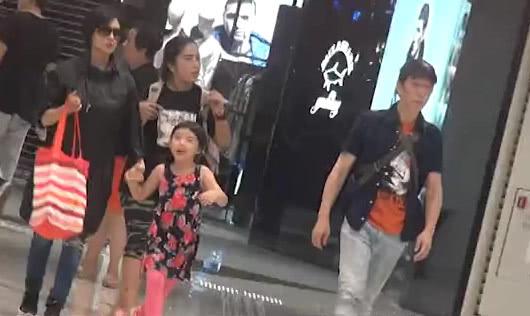 【玩搖滾性格火爆，曾經因急性子而造成不少負面消息~】如今的黃貫中負責照顧女兒和拿包包，好讓朱茵輕鬆購物！
