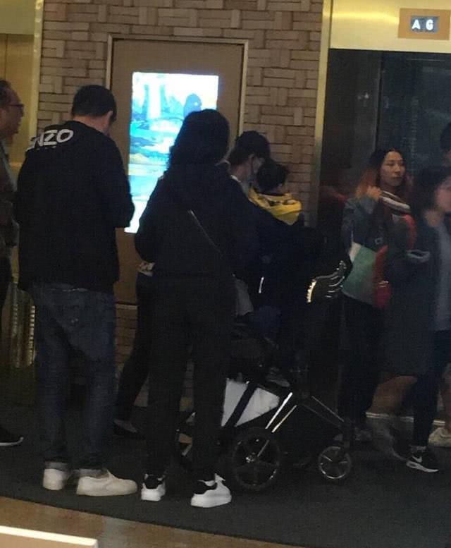 網友街頭偶遇Angelababy小海綿，母子同框baby僅跟著兒子很暖心！