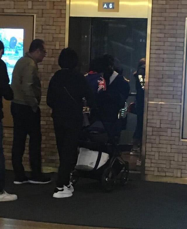 網友街頭偶遇Angelababy小海綿，母子同框baby僅跟著兒子很暖心！