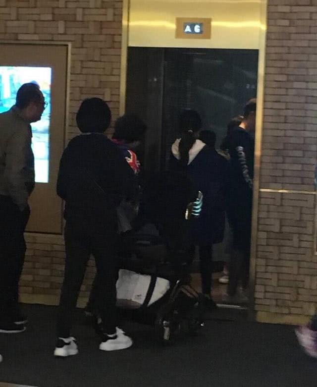 網友街頭偶遇Angelababy小海綿，母子同框baby僅跟著兒子很暖心！