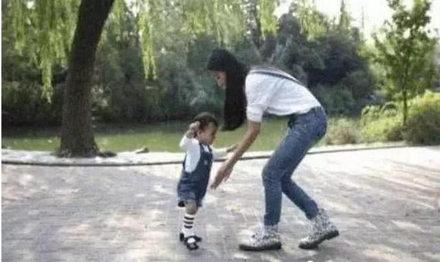 網友街頭偶遇Angelababy小海綿，母子同框baby僅跟著兒子很暖心！