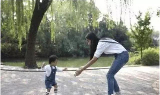 網友街頭偶遇Angelababy小海綿，母子同框baby僅跟著兒子很暖心！