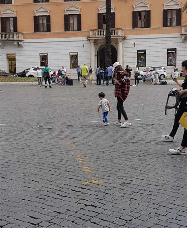 網友街頭偶遇Angelababy小海綿，母子同框baby僅跟著兒子很暖心！