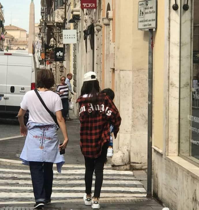 網友街頭偶遇Angelababy小海綿，母子同框baby僅跟著兒子很暖心！