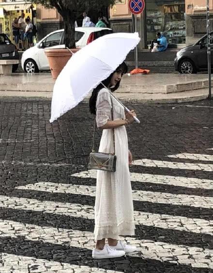 網友街頭偶遇Angelababy小海綿，母子同框baby僅跟著兒子很暖心！