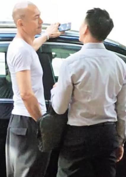 【成功檢驗了顏值！】55歲江華光頭髮型現身街頭帥炸了！