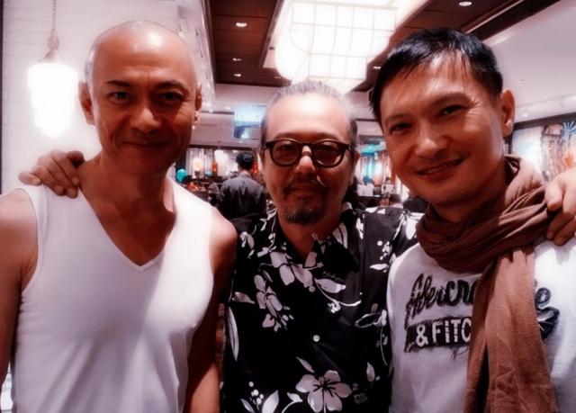 【成功檢驗了顏值！】55歲江華光頭髮型現身街頭帥炸了！