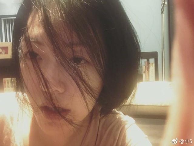 小S曬自己在飛機上的睡姿，鼻孔朝天嘴如死魚，網友都笑出了聲！