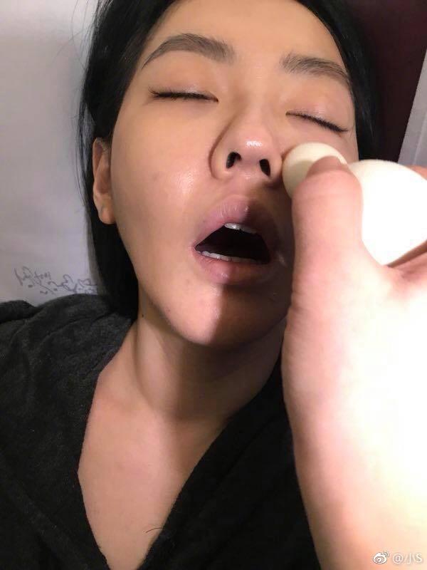 小S曬自己在飛機上的睡姿，鼻孔朝天嘴如死魚，網友都笑出了聲！