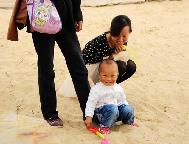 我結婚姐姐給了二十萬，看到她身邊的那個男人，我哭成了淚人！