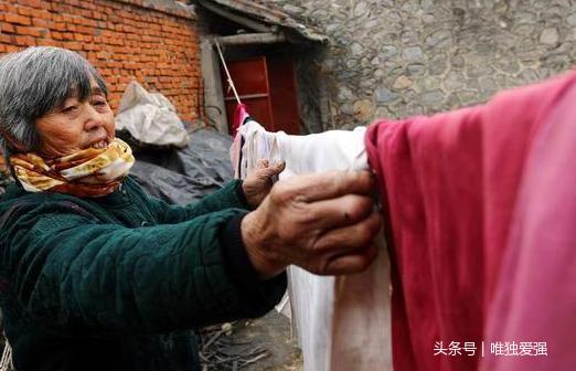 我懷孕婆婆託人送來一條羊腿，我嫌味送鄰居，第二天我報了警