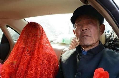 女子被迫嫁給50歲大叔，新婚夜大叔洗澡後，女子傻眼了！