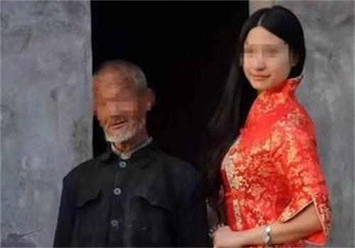 女子被迫嫁給50歲大叔，新婚夜大叔洗澡後，女子傻眼了！