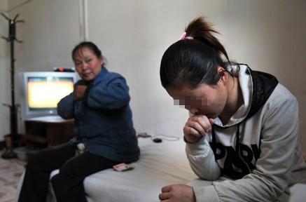 我堅持要嫁窮老公，婚姻三年全家把我當保姆使喚，我怒砸房門離開