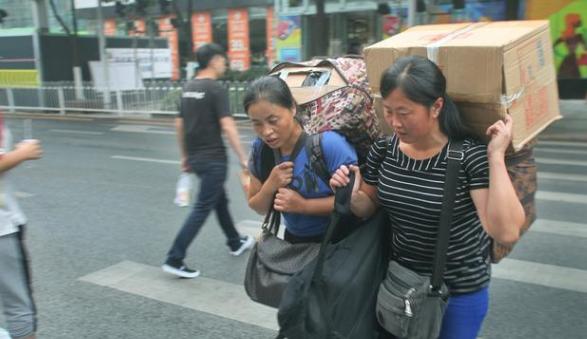 孤兒寡母生活艱難，進城路上給孩子披了件衣服，卻得了一百萬孤兒