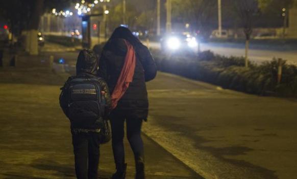 孤兒寡母生活艱難，進城路上給孩子披了件衣服，卻得了一百萬孤兒