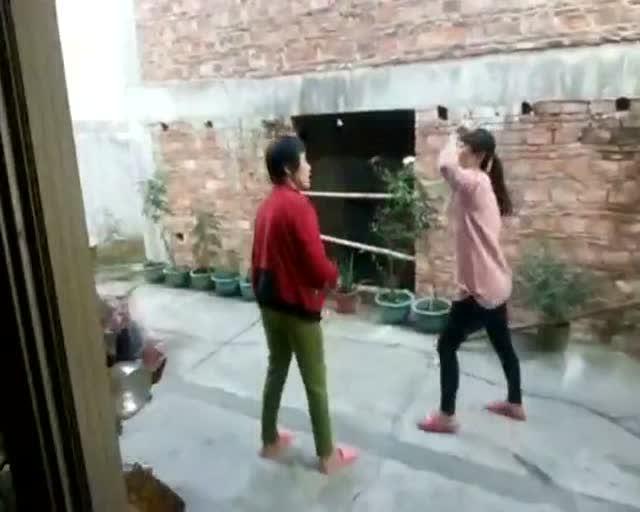 婆婆以死相逼，我們離婚簽字當天，我給一張紙她癱軟坐在地上求我重婚