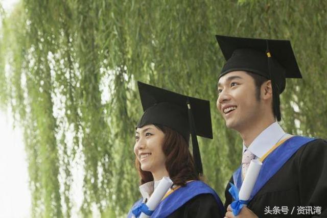 兒子去國外讀書，母親月月給他寄錢，兒子結婚前回家卻哭斷腸
