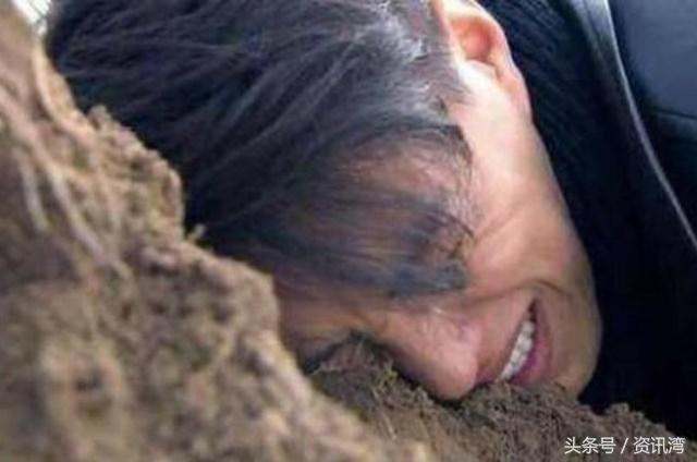 兒子去國外讀書，母親月月給他寄錢，兒子結婚前回家卻哭斷腸