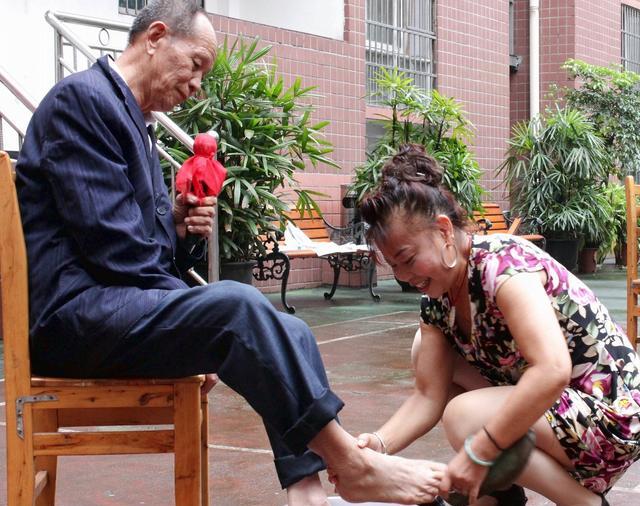 老人打工替兒還完債，兒子終究沒有回家，卻等回一個孝順的兒媳婦