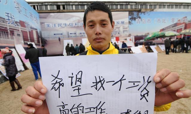 老人打工替兒還完債，兒子終究沒有回家，卻等回一個孝順的兒媳婦