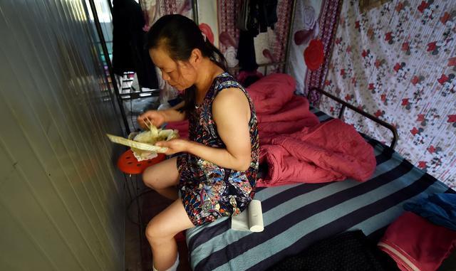 老人打工替兒還完債，兒子終究沒有回家，卻等回一個孝順的兒媳婦