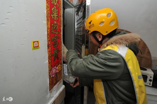 獲悉老人沒親人，外賣小伙照料他1年，才知他的養女在國外讀博士