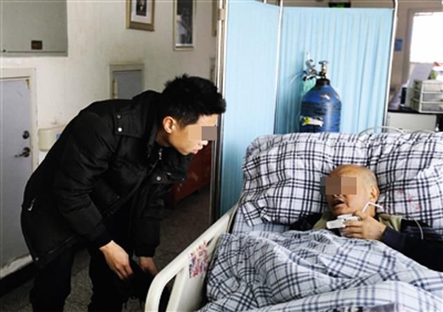獲悉老人沒親人，外賣小伙照料他1年，才知他的養女在國外讀博士