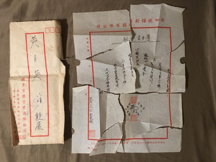她偷藏「被撕毀的情書」長達42年！癡情男燒給她：「妳繼續帶著吧…」