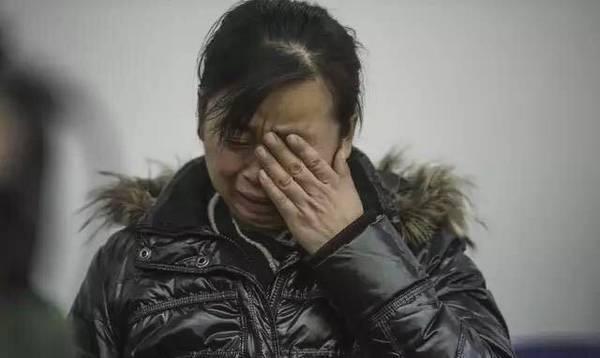 我出差，老婆突然來電要離婚，我起疑提前回家，岳母：救救我女兒