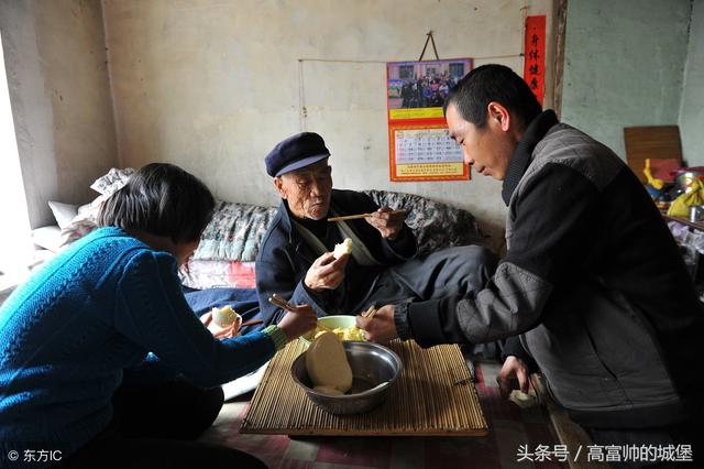 丈夫單獨給我報旅行團，我忘帶身份證回家取，推門那刻我怒火中燒