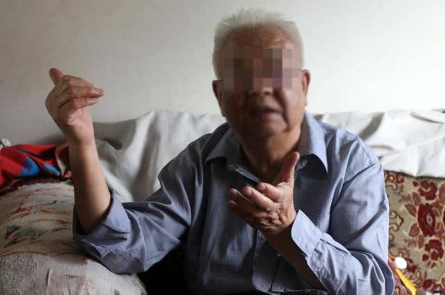 賣菜小伙下雪天撞倒一老人，接回家侍奉兩年，才知老人身份不一般